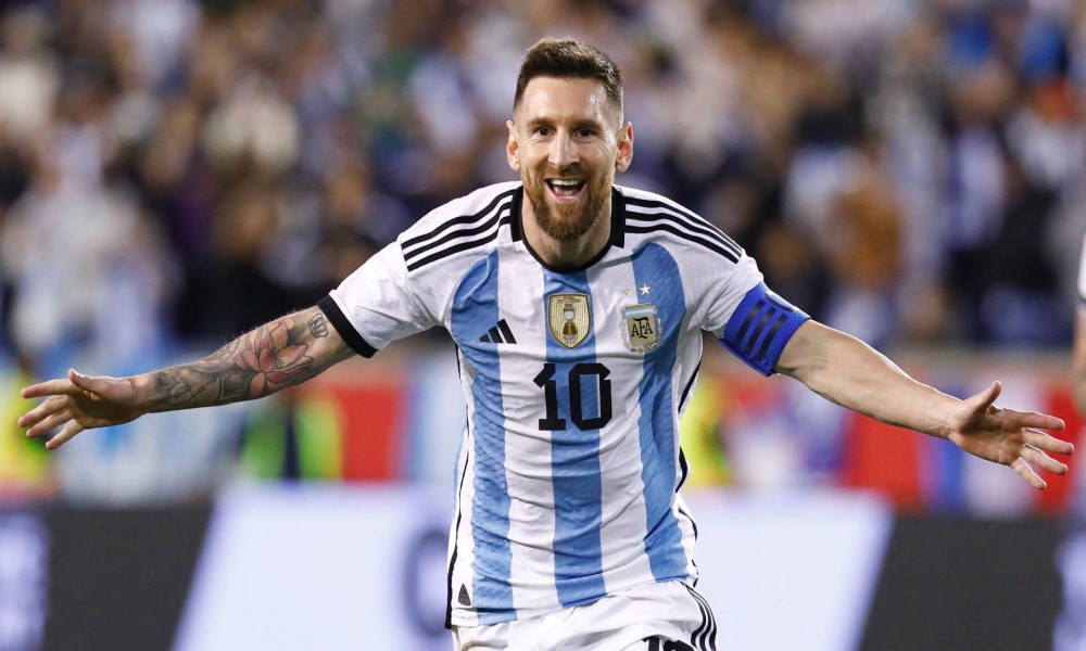 Messi truyền cảm hứng cho Argentina đánh bại Mexico