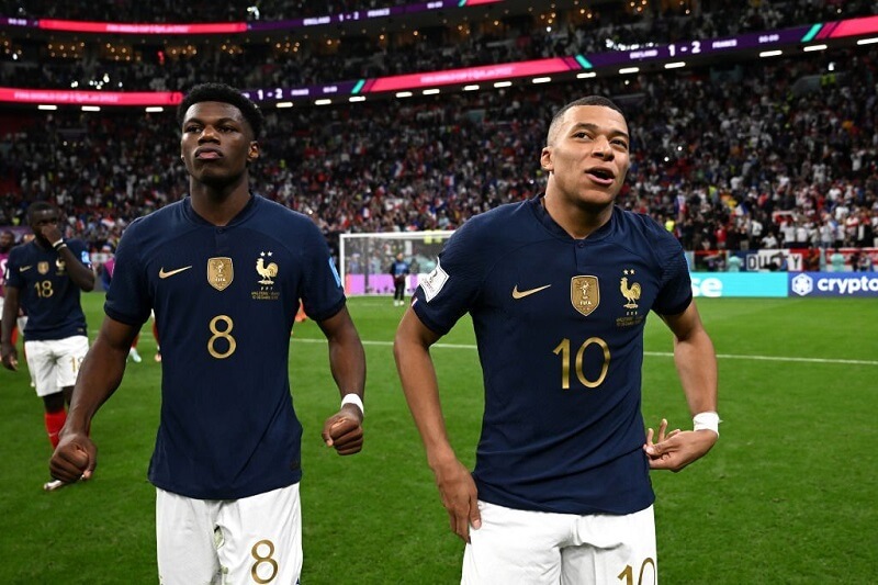 Mbappe xuất sắc hơn Messi