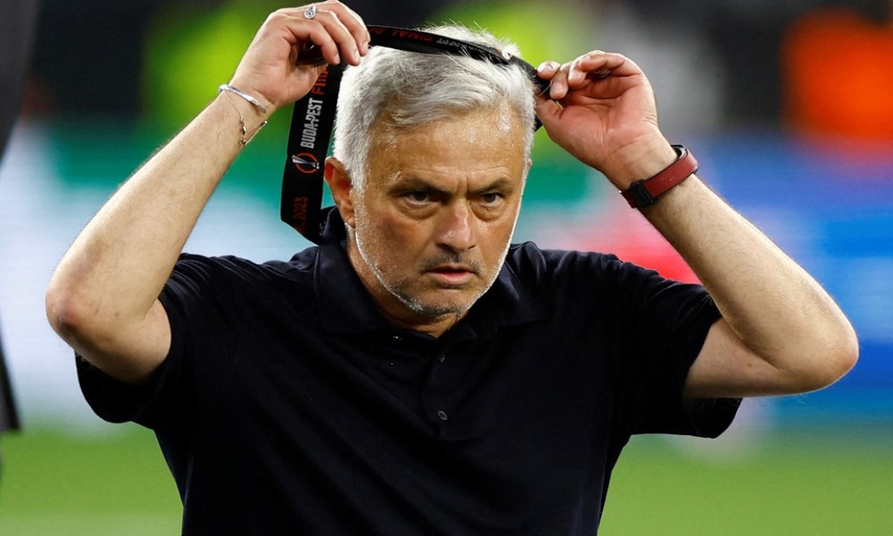 UEFA ra án phạt với Mourinho