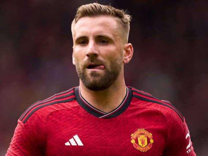 MU đòi bán Luke Shaw